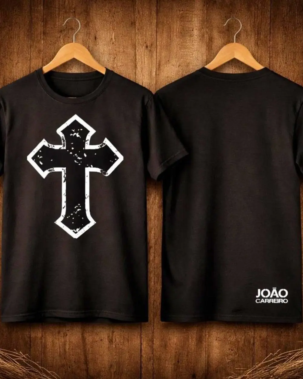 Camiseta preta com a cruz estampada em branco no peito, e as costas com o nome João Carreiro