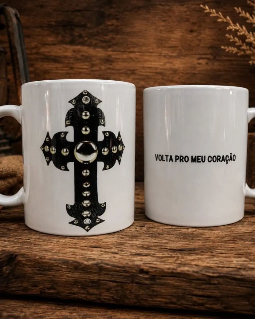 Caneca da Cruz em cerâmica, com a cruz em preto. Na foto, a branca.